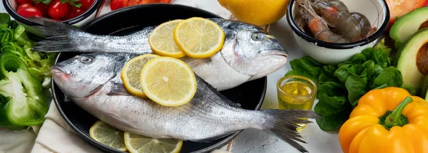 Çiğ Dorado Balığı Sebze Üst Görünüm Alanı Kopyala — Stok fotoğraf