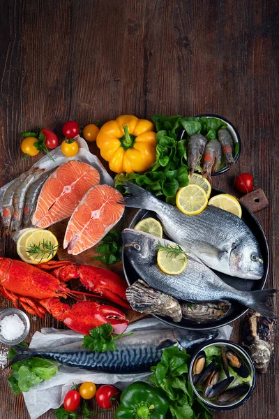 Čerstvé Ryby Mořské Plody Bylinkami Kořením Zeleninou Venkovském Dřevěném Pozadí — Stock fotografie
