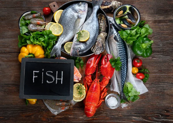 생선과 해산물에 향신료 야채와 배경에 균형잡힌 식사와 — 스톡 사진