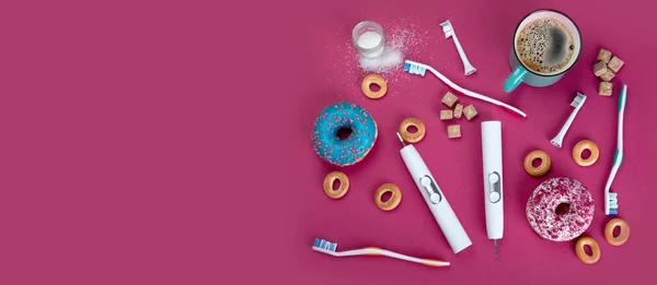 マニュアルや電動歯ブラシの様々な 健康的で不健康な食べ物 歯科治療の概念 コピースペース付きのトップビュー パノラマ バナー — ストック写真