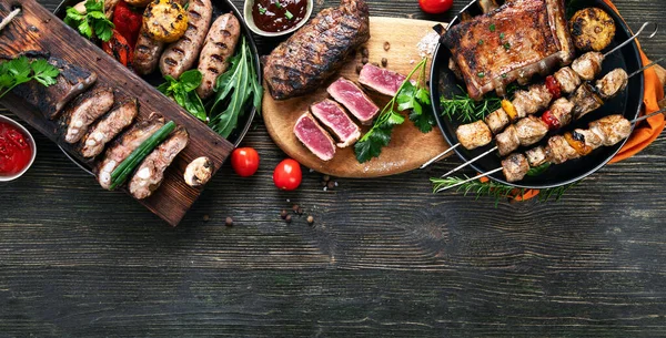 木製の背景に野菜と肉を盛り合わせ バーベキューメニュー トップビュー コピースペース — ストック写真