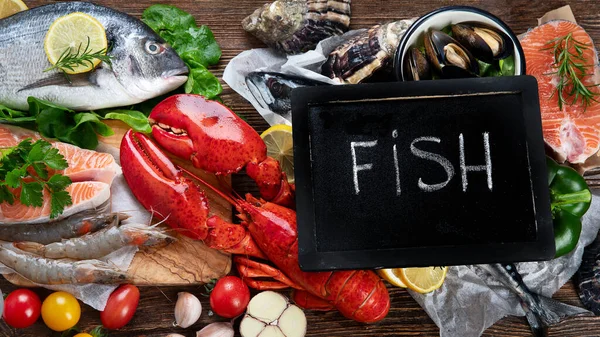 Pescado Fresco Mariscos Con Hierbas Especias Verduras Sobre Fondo Rústico —  Fotos de Stock