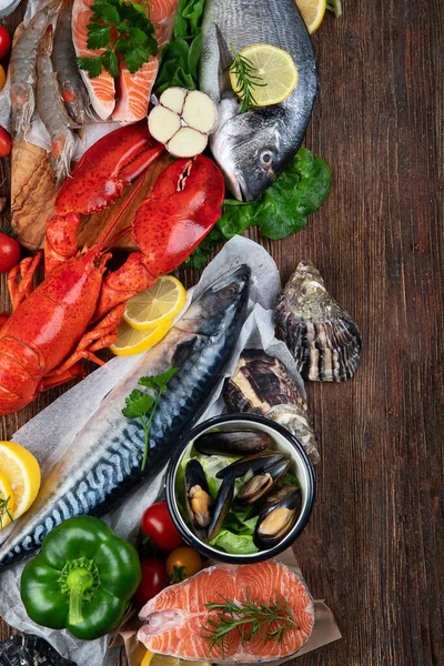 Kırsal Ahşap Arka Planda Taze Balık Deniz Ürünleri Baharatlar Sebzeler — Stok fotoğraf