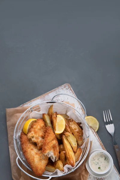 Britská Tradiční Kuchyně Ryby Hranolky Servírujeme Hráškem Různými Omáčkami Horní — Stock fotografie