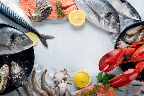新鲜生鱼和海鲜的配售 健康均衡的饮食或烹调概念 顶部视图 复制空间 — 图库照片
