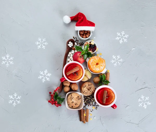 クリスマスツリーは 具体的な背景に休日の食べ物で作られた トップビュー フラットレイアウト クリスマスのコンセプト 新年の休日の背景 — ストック写真