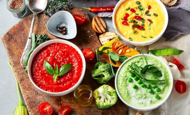 Sebze çorbası. Brokoli, yeşil bezelye, balkabağı, domates çorbası. Üst Manzara. Vejetaryen, yüksek miktarda vitamin ve antioksidan yiyor. Sağlıklı gıda konsepti. Üst görünüm