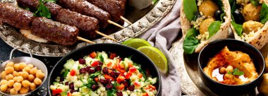 Orta Doğu ya da Arap mutfağı. Arka planda çeşitli yemekler var. Üst Manzara. Panorama.