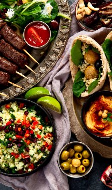 Orta Doğu ya da Arap mutfağı. Arka planda çeşitli yemekler var. Üst görünüm..