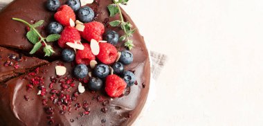 Çeşitli vejetaryen tatlılar, çikolatalı pasta, muzlu pasta, fındık ve tatlı. Üst Manzara. Kopyalama alanı olan Panorama.