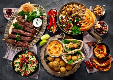 Orta Doğu ya da Arap mutfağı. Arka planda çeşitli yemekler var. Üst görünüm.