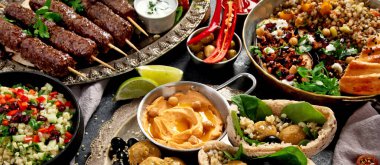 Orta Doğu ya da Arap mutfağı. Arka planda çeşitli yemekler var. Üst Manzara. Panorama.