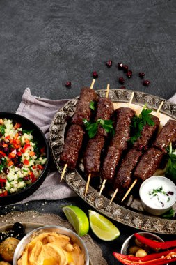 Orta Doğu ya da Arap mutfağı. Arka planda çeşitli yemekler var. Üst Manzara. Boşluğu kopyala.