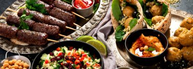 Orta Doğu ya da Arap mutfağı. Arka planda çeşitli yemekler var. Üst görünüm..