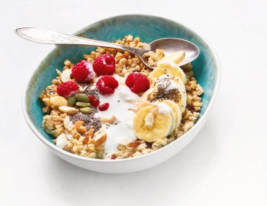 Granola yoğurt ve sağlıklı kahvaltı için taze çilek ile kase. Kopya alanı ile üstten görünüm