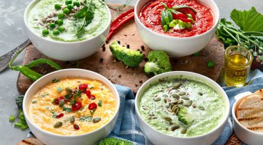 Sebze çorbası. Brokoli, yeşil bezelye, balkabağı, domates, mantar çorbası. Vejetaryen ve vejetaryen yüksek miktarda vitamin ve antioksidan yiyor. Sağlıklı yemek. 