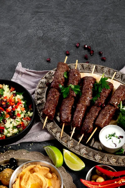 Orta Doğu ya da Arap mutfağı. Arka planda çeşitli yemekler var. Üst Manzara. Boşluğu kopyala.