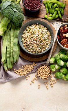 Hafif arka planda vejetaryen protein yiyeceği. Tam vejetaryen besin kaynakları, diyet malzemeleri. Üst Manzara. Boşluğu kopyala