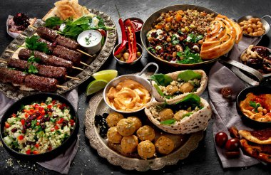 Orta Doğu ya da Arap mutfağı. Arka planda çeşitli yemekler var. Üst görünüm.