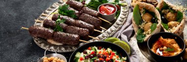 Orta Doğu ya da Arap mutfağı. Arka planda çeşitli yemekler var. Üst Manzara. Kopyalama alanı olan Panorama.