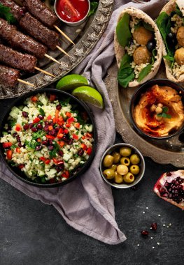 Orta Doğu ya da Arap mutfağı. Arka planda çeşitli yemekler var. Üst Manzara. Boşluğu kopyala.