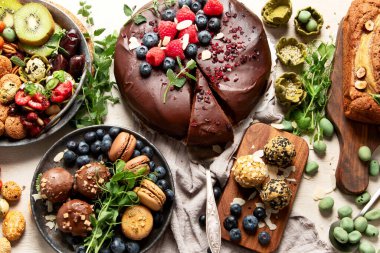 Çeşitli vejetaryen tatlılar, çikolatalı pasta, muzlu pasta, fındık ve tatlı. Üst görünüm. 