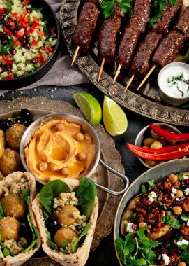 Orta Doğu ya da Arap mutfağı. Arka planda çeşitli yemekler var. Üst görünüm.