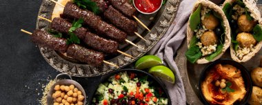 Orta Doğu ya da Arap mutfağı. Arka planda çeşitli yemekler var. Üst görünüm... kopyalama alanı olan panorama.