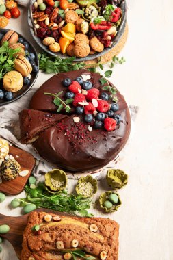 Çeşitli vejetaryen tatlılar, çikolatalı pasta, muzlu pasta, fındık ve tatlı. Üst Manzara. Boşluğu kopyala.