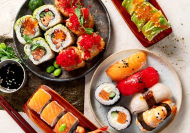 Işık arkaplanda bir suşi seti. 