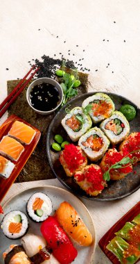 Hafif arka planda bir suşi seti. Kopyalama alanı olan üst görünüm