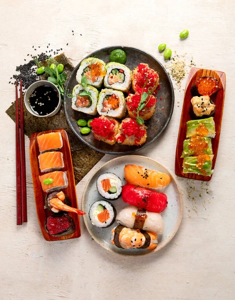 Hafif arka planda bir suşi seti. Üst görünüm 