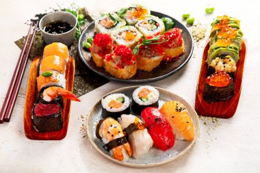 Işık arkaplanda bir suşi seti. 