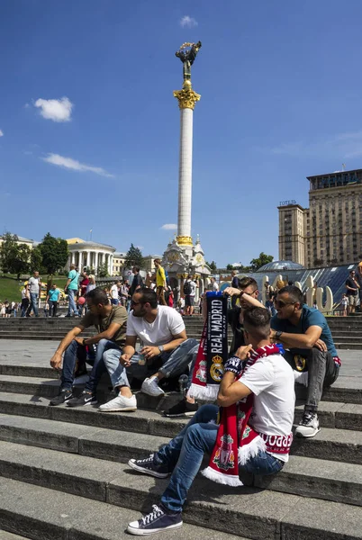 Fan Sono Seduti Sulle Scale Piazza Indipendenza — Foto Stock