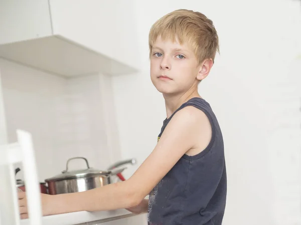 Kaukasische Jongen Permanent Keuken Kijken Naar Camer — Stockfoto