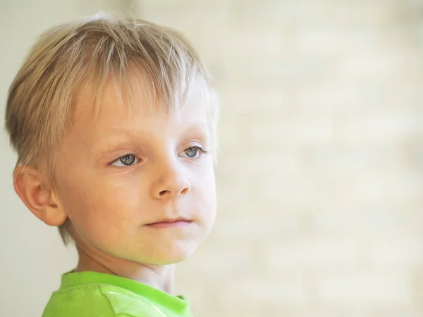 Yeşil Shirt Sevimli Beyaz Çocuk — Stok fotoğraf
