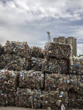 Kharkov, Ukrayna - 17 Mayıs 2018: Balya geri dönüşümlü kullanılan şişe ile