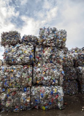 Kharkov, Ukrayna - 17 Mayıs 2018: Balya geri dönüşümlü kullanılan şişe ile