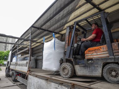 Kharkov, Ukrayna - 17 Mayıs 2018: Yükleme çuval daha fazla işlem için gönderilmek üzere kamyon içine ezilmiş plastik şişe ile