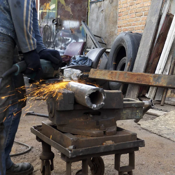 金属の仕事 アングル グラインダーと鋼部分を磨く — ストック写真