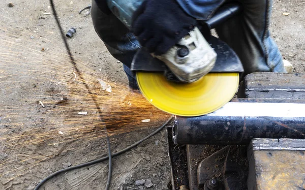 Trabajo Metal Hombre Muele Una Pieza Acero Con Una Amoladora — Foto de Stock