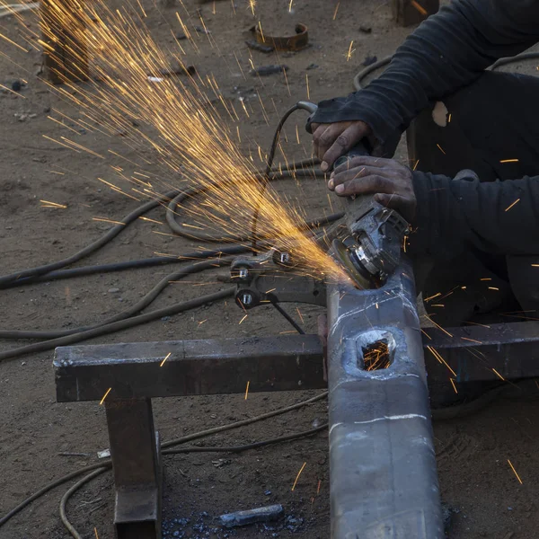 Trabajo Metal Hombre Muele Una Pieza Acero Con Una Amoladora — Foto de Stock