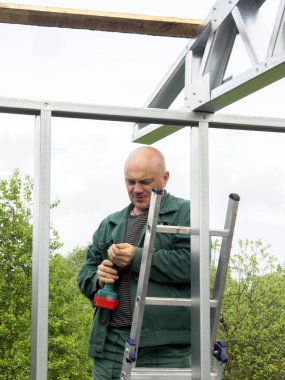 Beyaz adam çatı wor gerçekleştirir