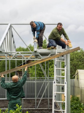 Beyaz adam çatı wor gerçekleştirir