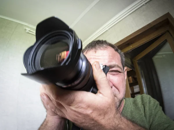 Kaukasischer Mann Mittleren Alters Fotografiert Mit Weitwinkelkamera — Stockfoto