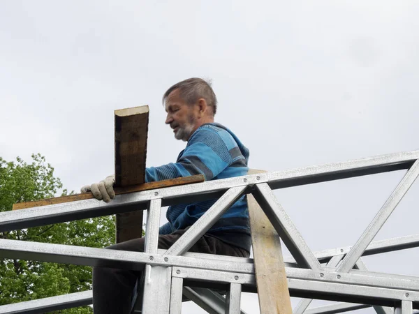 Caucasian Man Performs Roofing Wor — Stock Photo, Image