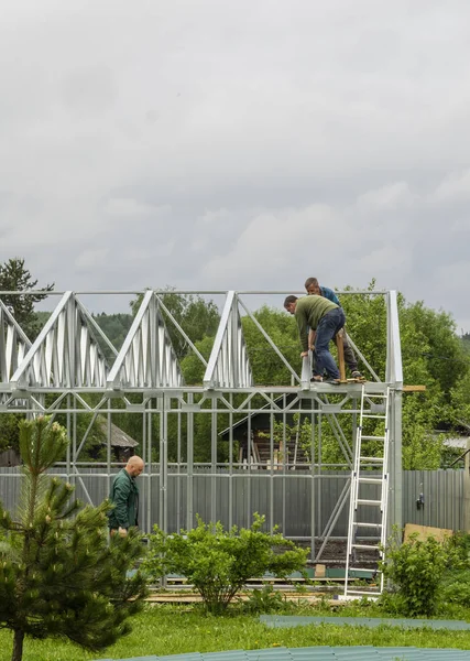 Kaukasier Führt Dachdeckerarbeiten Durch — Stockfoto