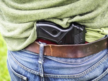 silah bir adamın kemer arkasından gizli