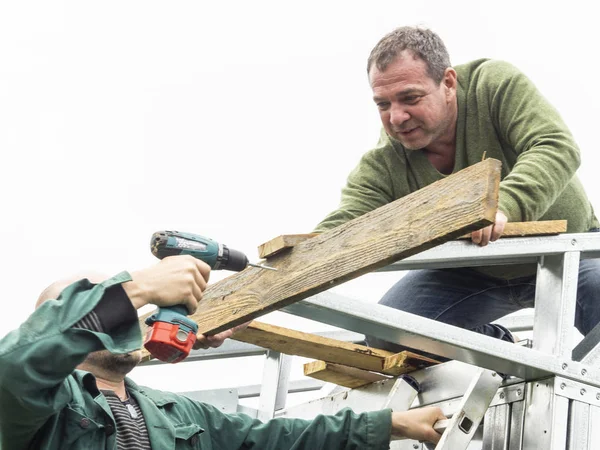 Kaukasier Führt Dachdeckerarbeiten Durch — Stockfoto