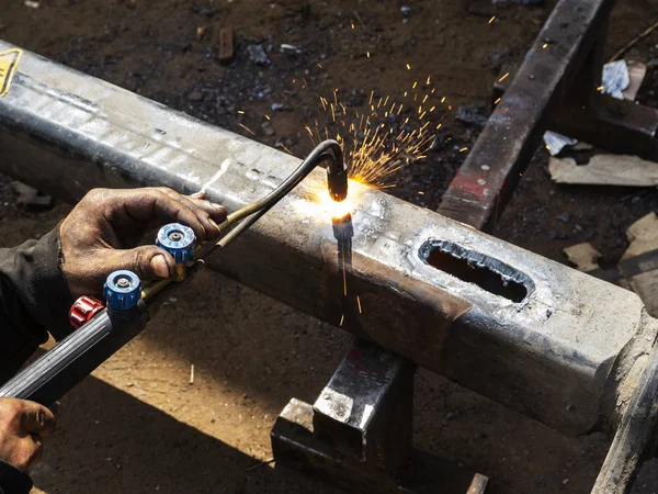 Trabajo Metal Hombre Hace Agujero Una Pieza Acero Usando Soldadura — Foto de Stock